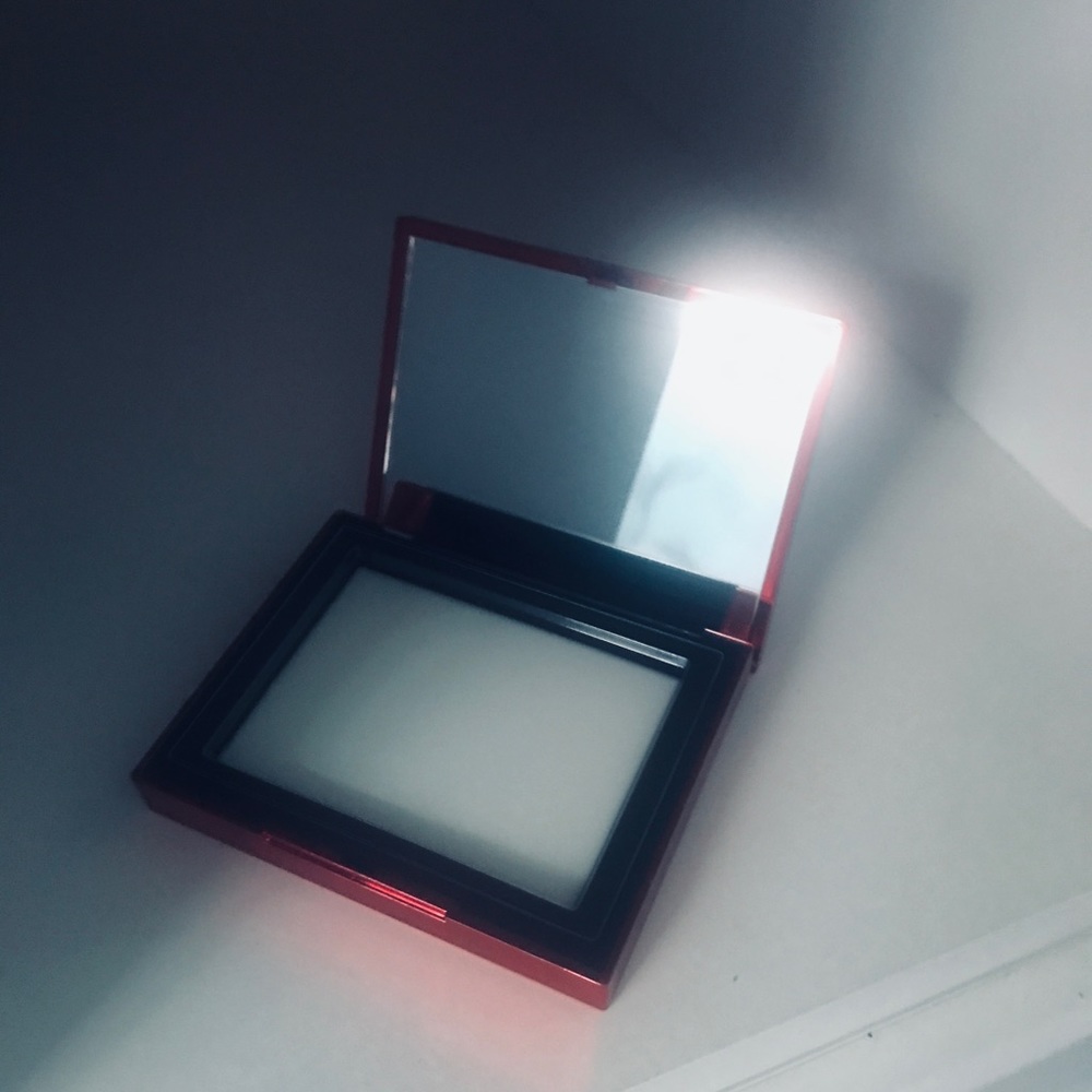 NARS
Light Reflecting Pressed Setting Powder